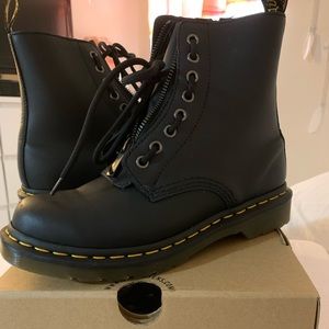 Dr. Martens (1460 Pascal front zip)